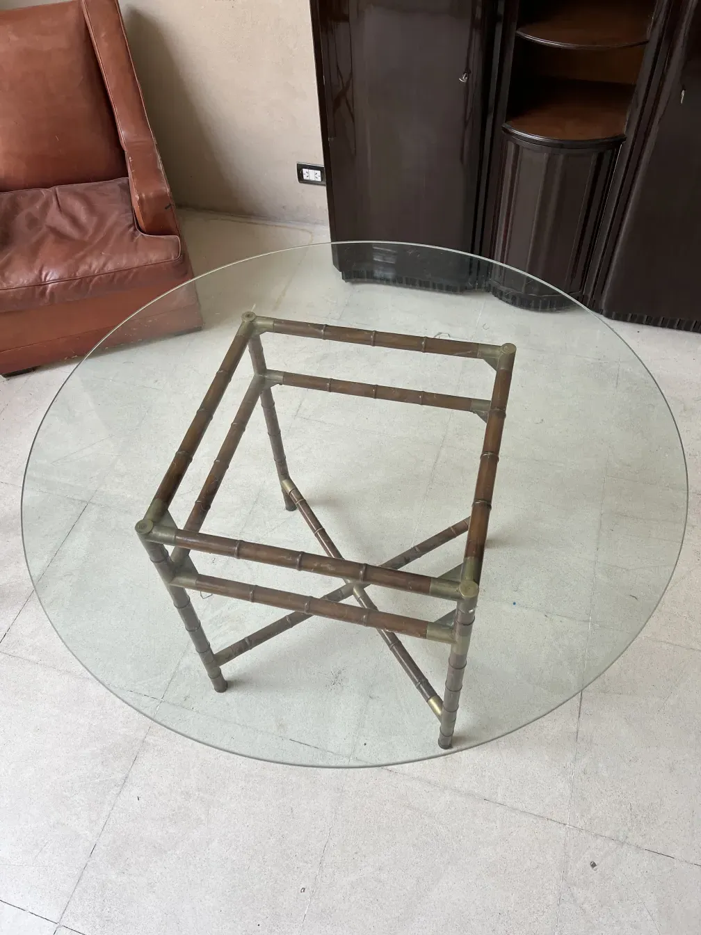 Tavolo da pranzo antico per 6 persone con base unica, ambiente accogliente.