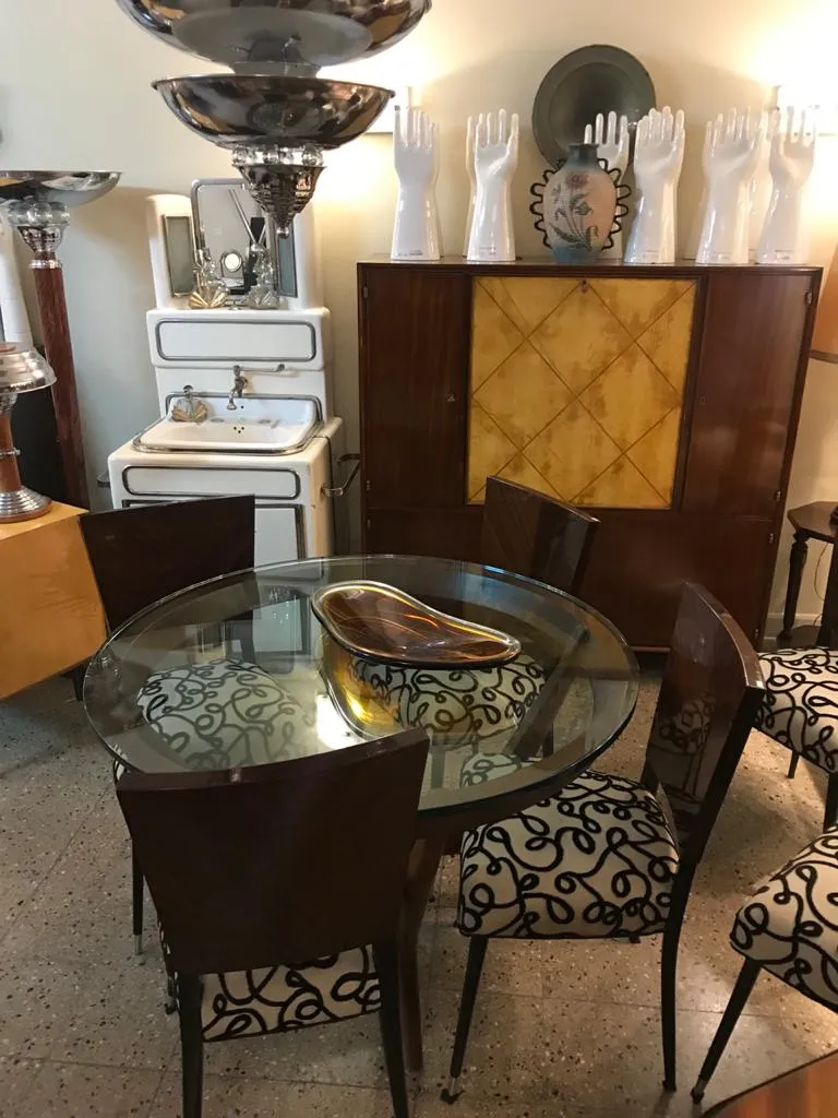 Mesa de comedor antigua para 6 personas con decoración única
