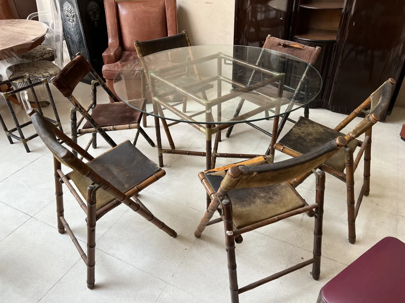 Mesa de jantar antiga com cadeiras em um ambiente aconchegante.