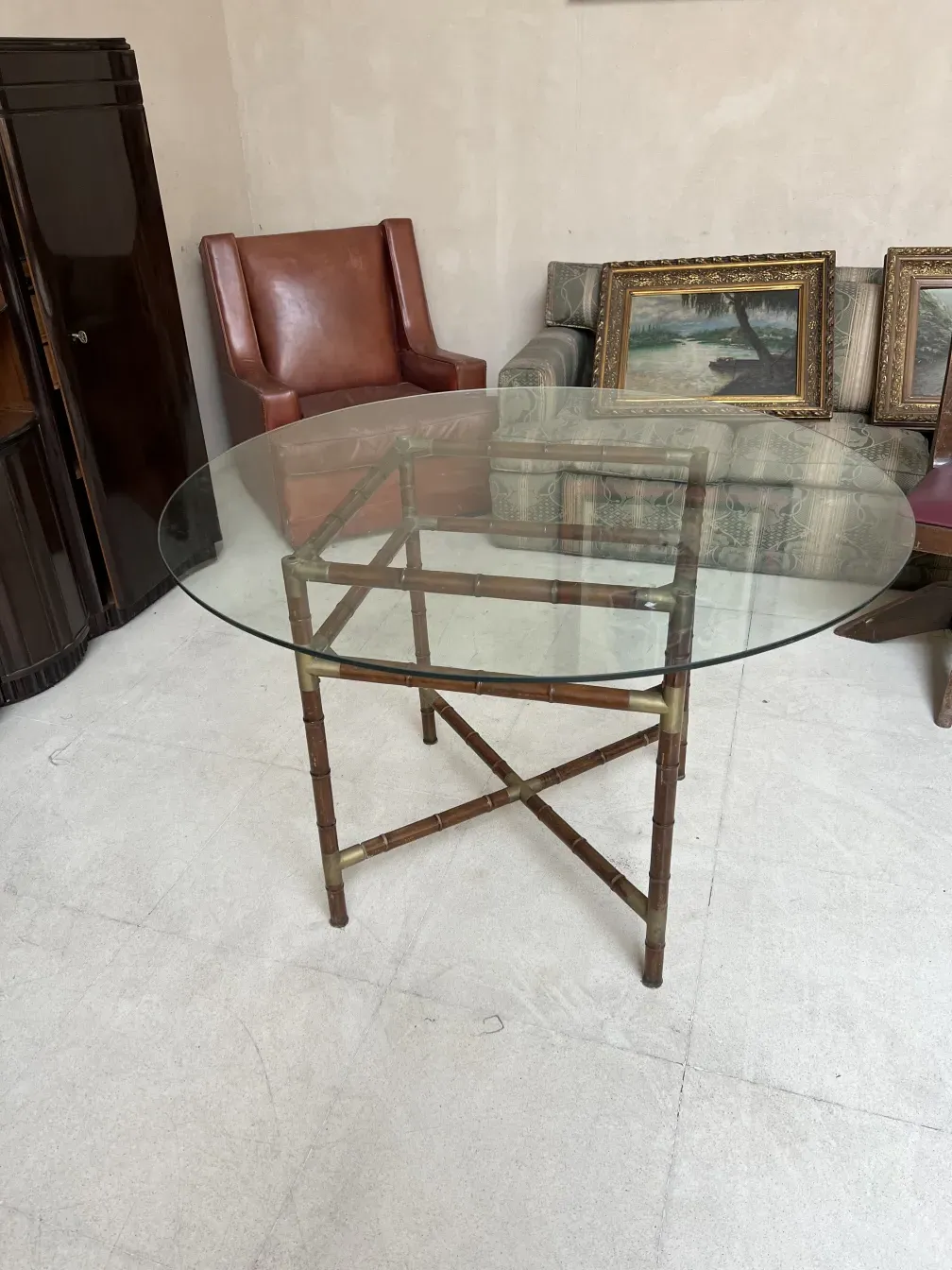 Antique dining table for 6 people featuring an elegant design in a cozy atmosphere.
