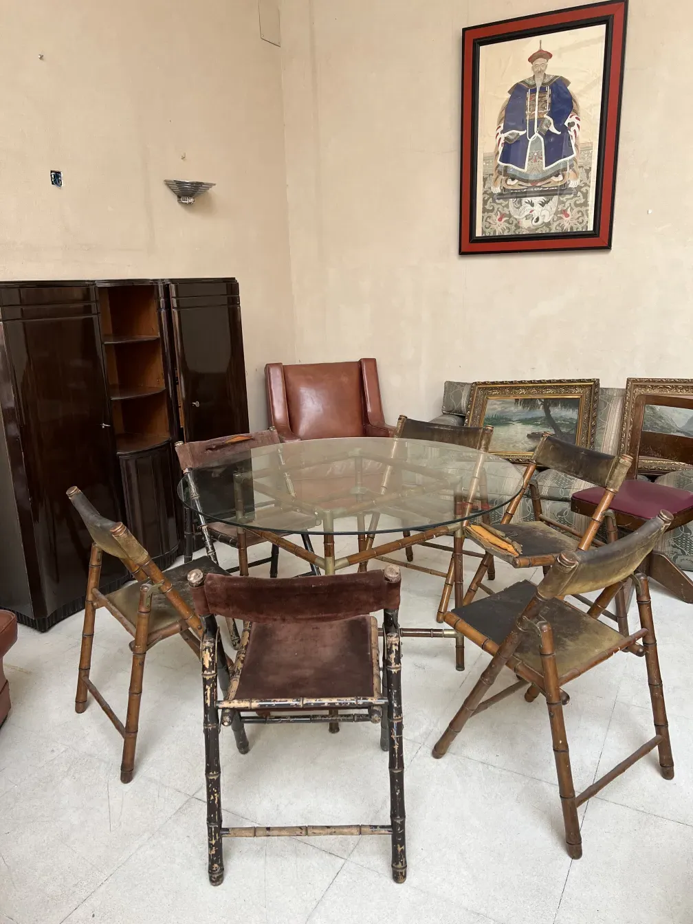 Tavolo da pranzo antico per sei in un'ambientazione accogliente.