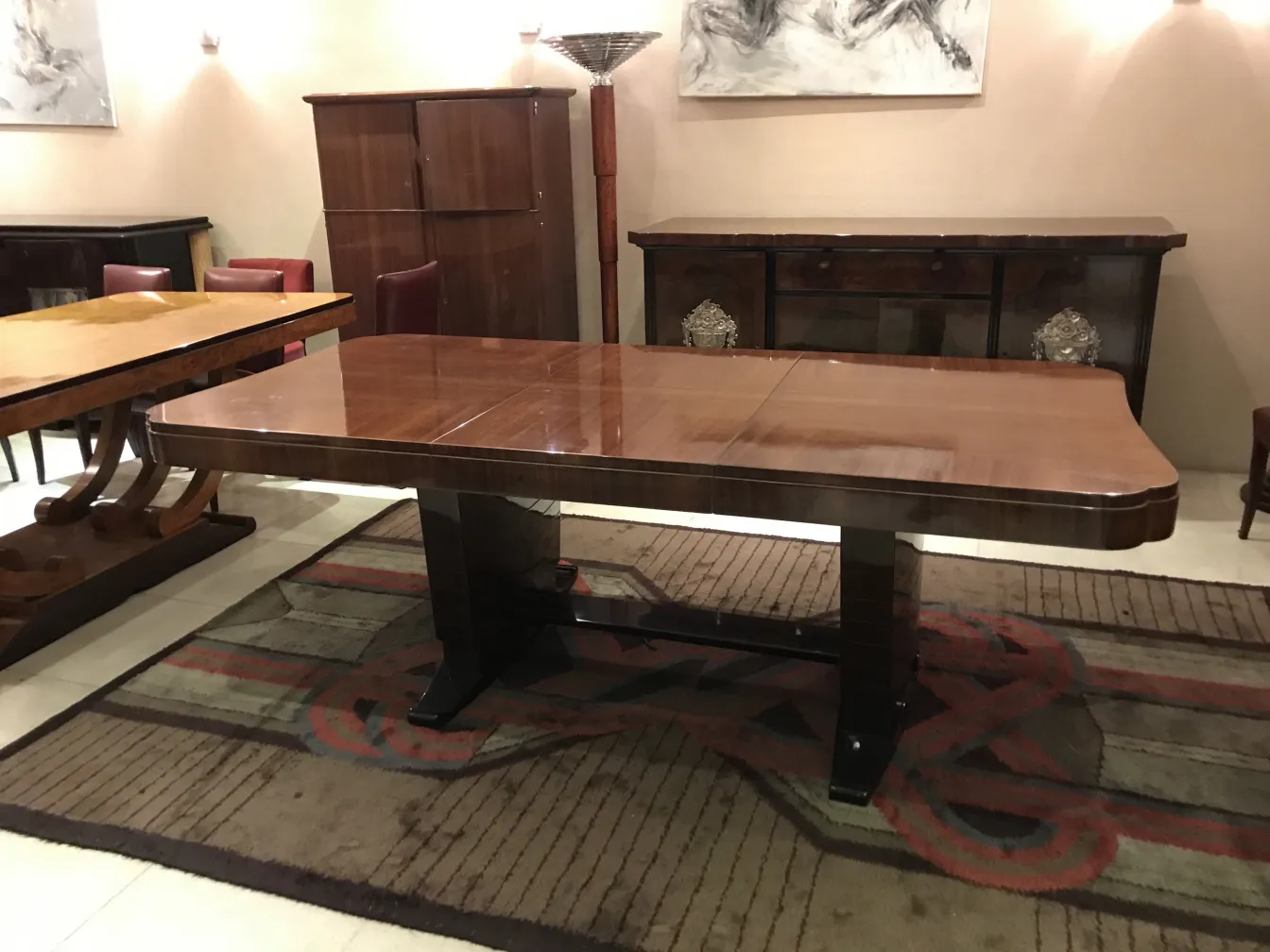 mesa de jantar antiga para 8 pessoas em um ambiente elegante