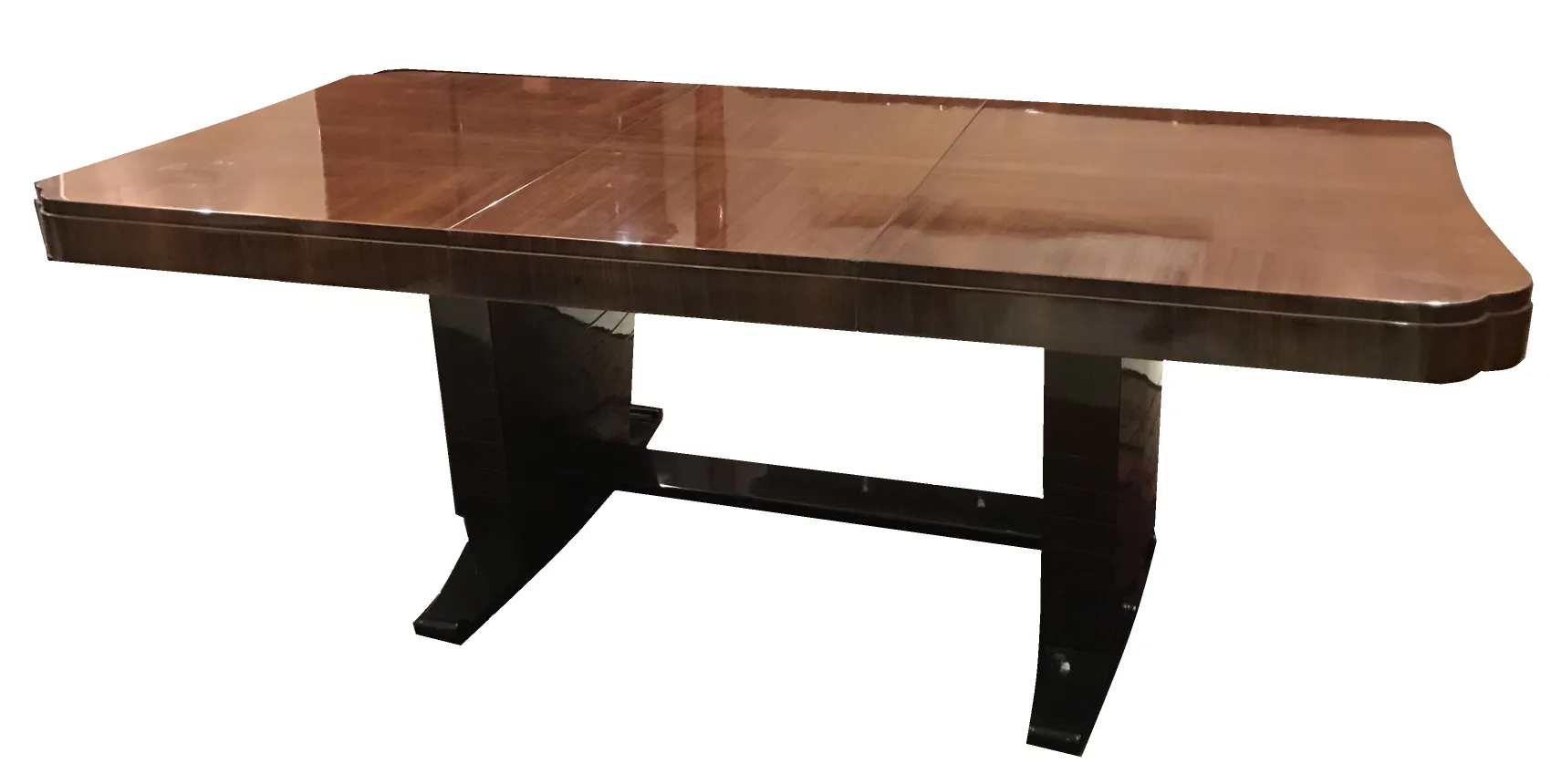 Mesa de comedor antigua para 8 personas, con detalles elegantes.