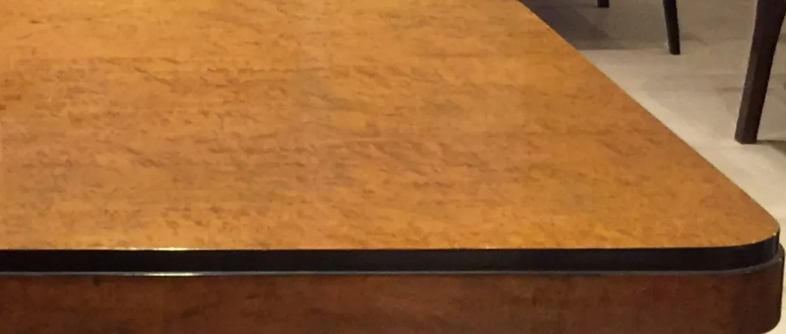 طاولة طعام عتيقة لعشرة أشخاص، عرض قريب