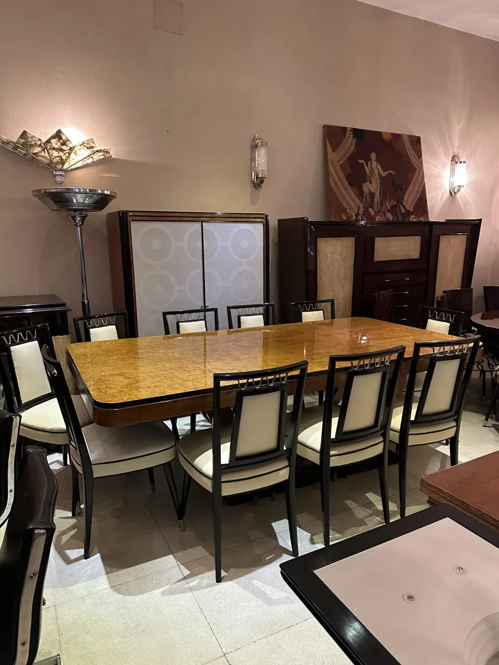 Mesa de comedor antigua para 10 personas en un ambiente elegante.