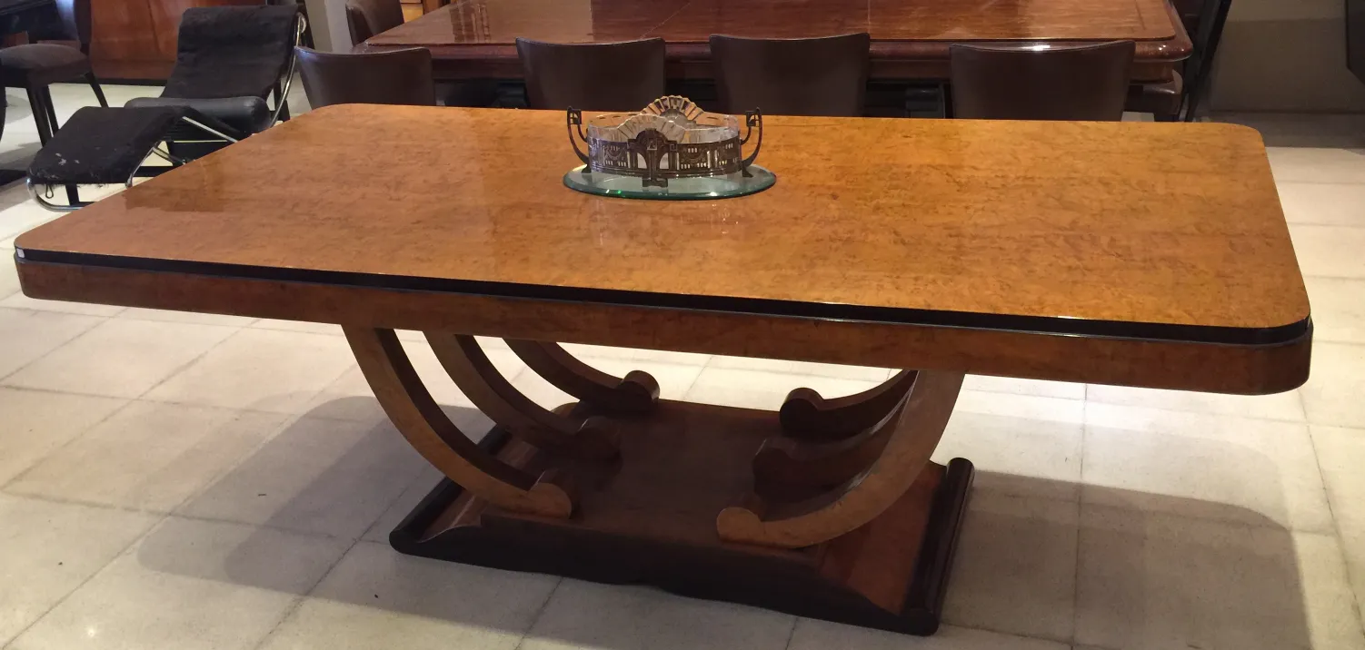 大きな古いダイニングテーブル、装飾が繊細で10人用。