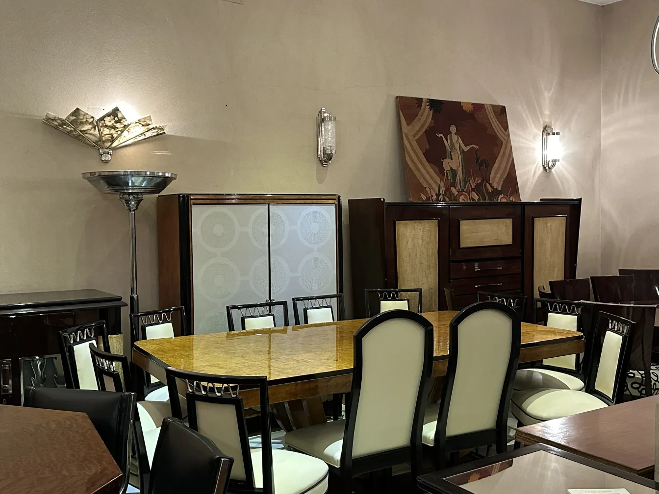 Antiker Esstisch für zehn Personen in einem eleganten Ambiente.