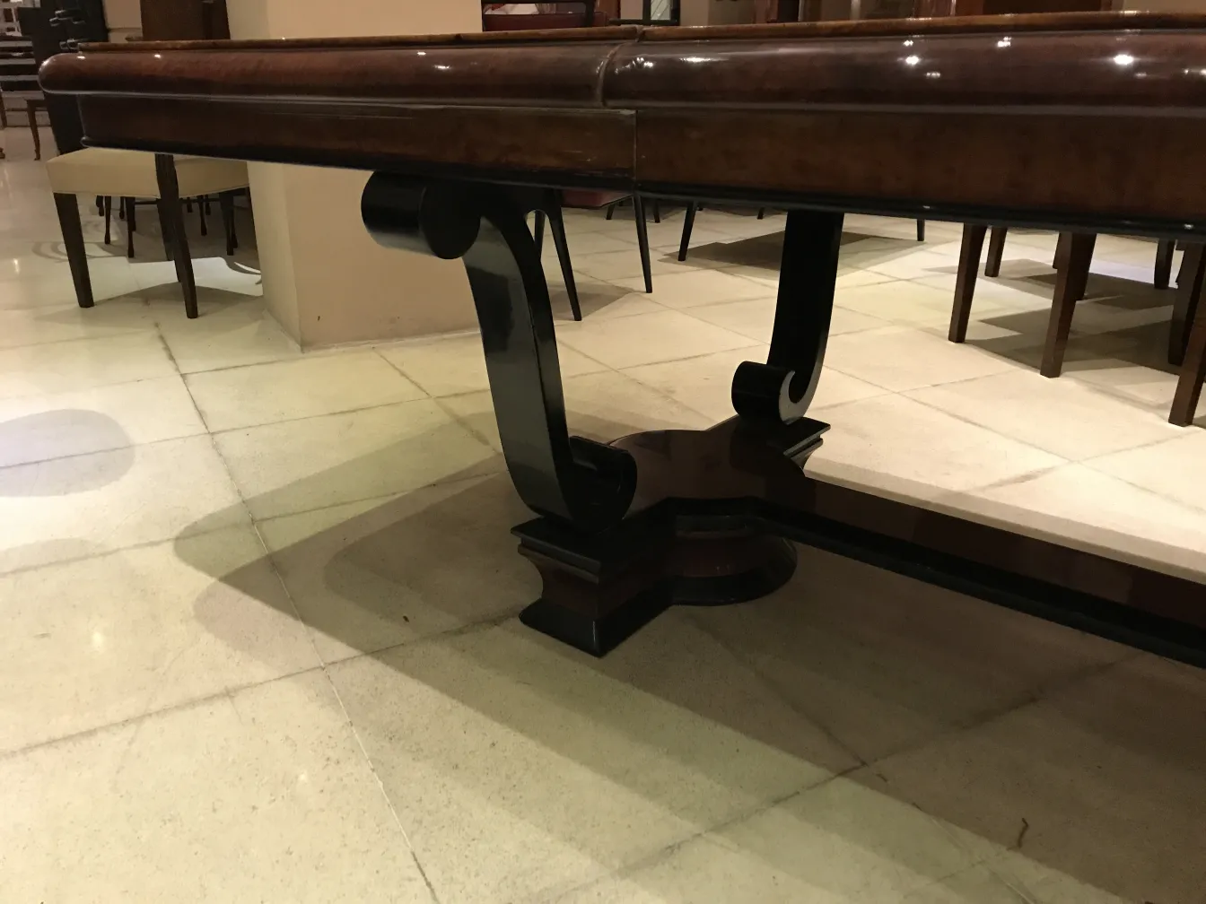 mesa de comedor antigua para diez personas en un ambiente elegante