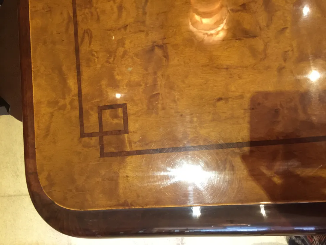 table à manger antique avec surface détaillée et bords arrondis