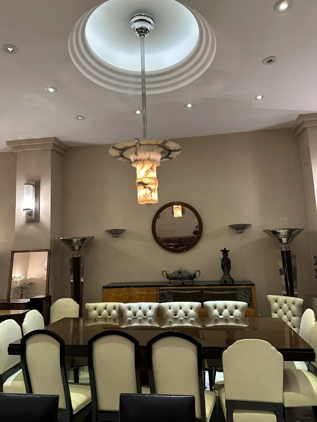 Tavolo da pranzo antico con sedie eleganti, atmosfera accogliente.