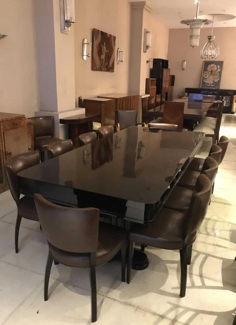 Tavolo da pranzo antico per dieci persone in un ambiente raffinato.