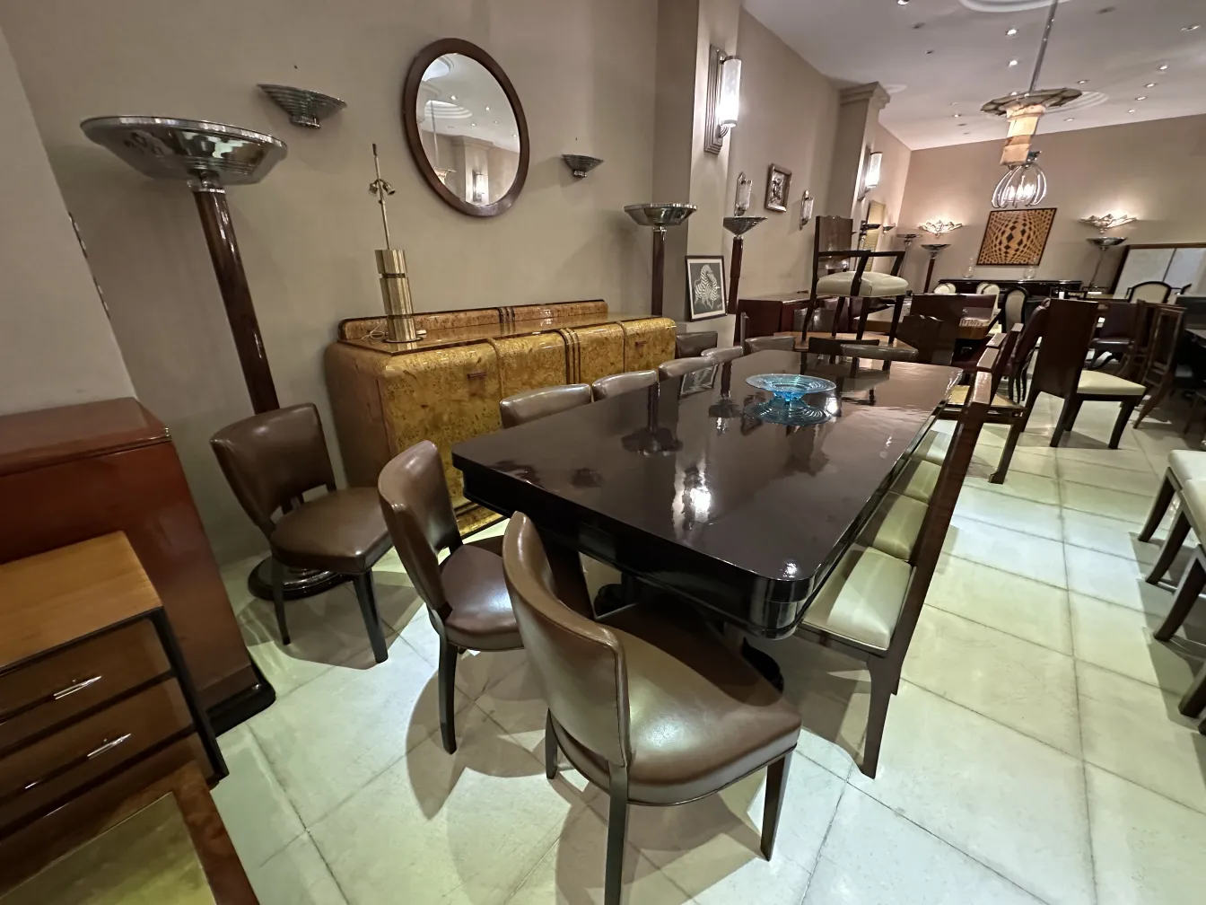 Mesa de comedor antigua para 10 personas en un ambiente elegante