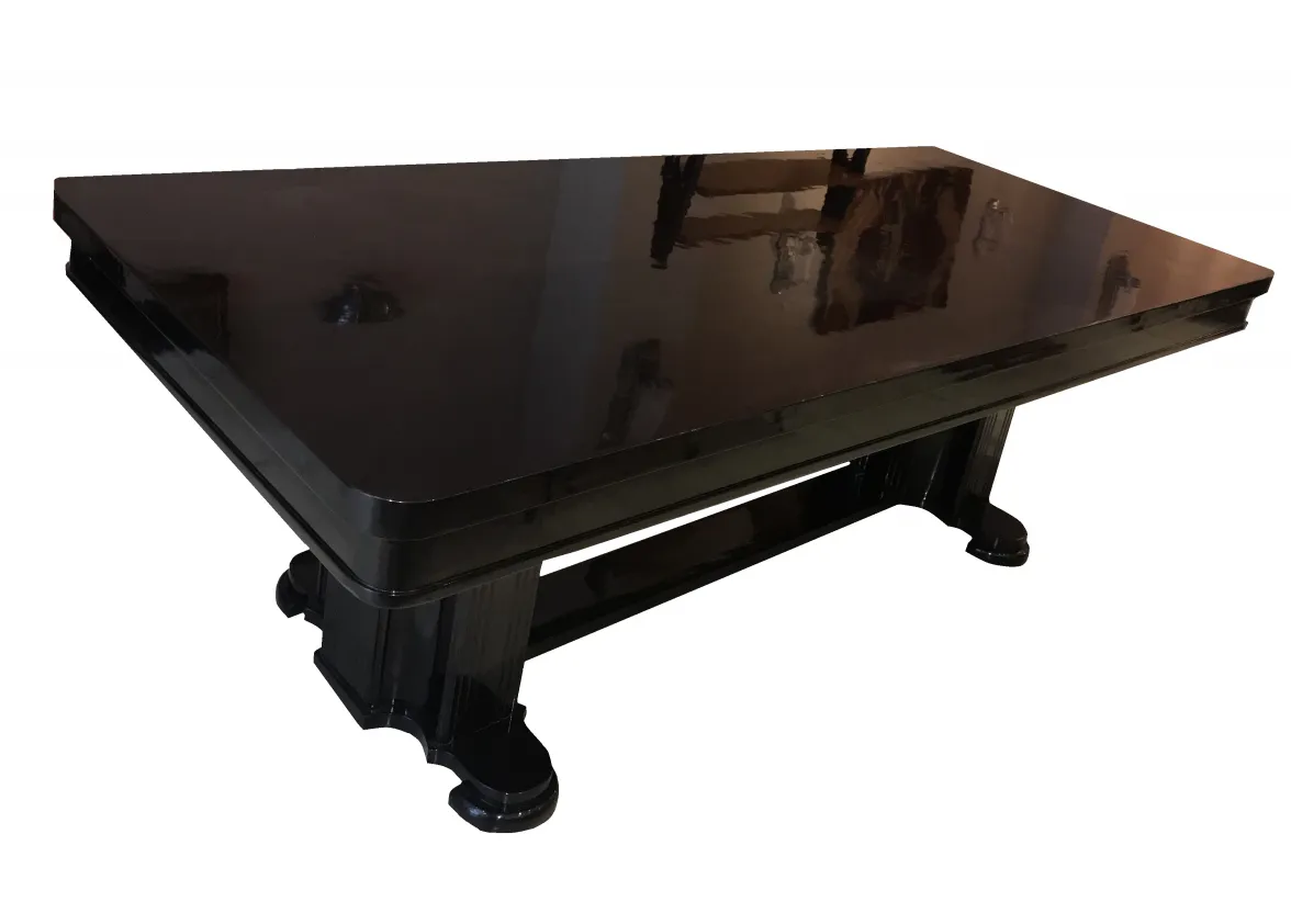 Mesa de comedor antigua para 10 personas en un ambiente elegante