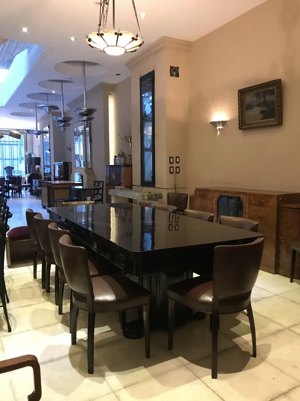 mesa de comedor antigua con sillas en un ambiente elegante