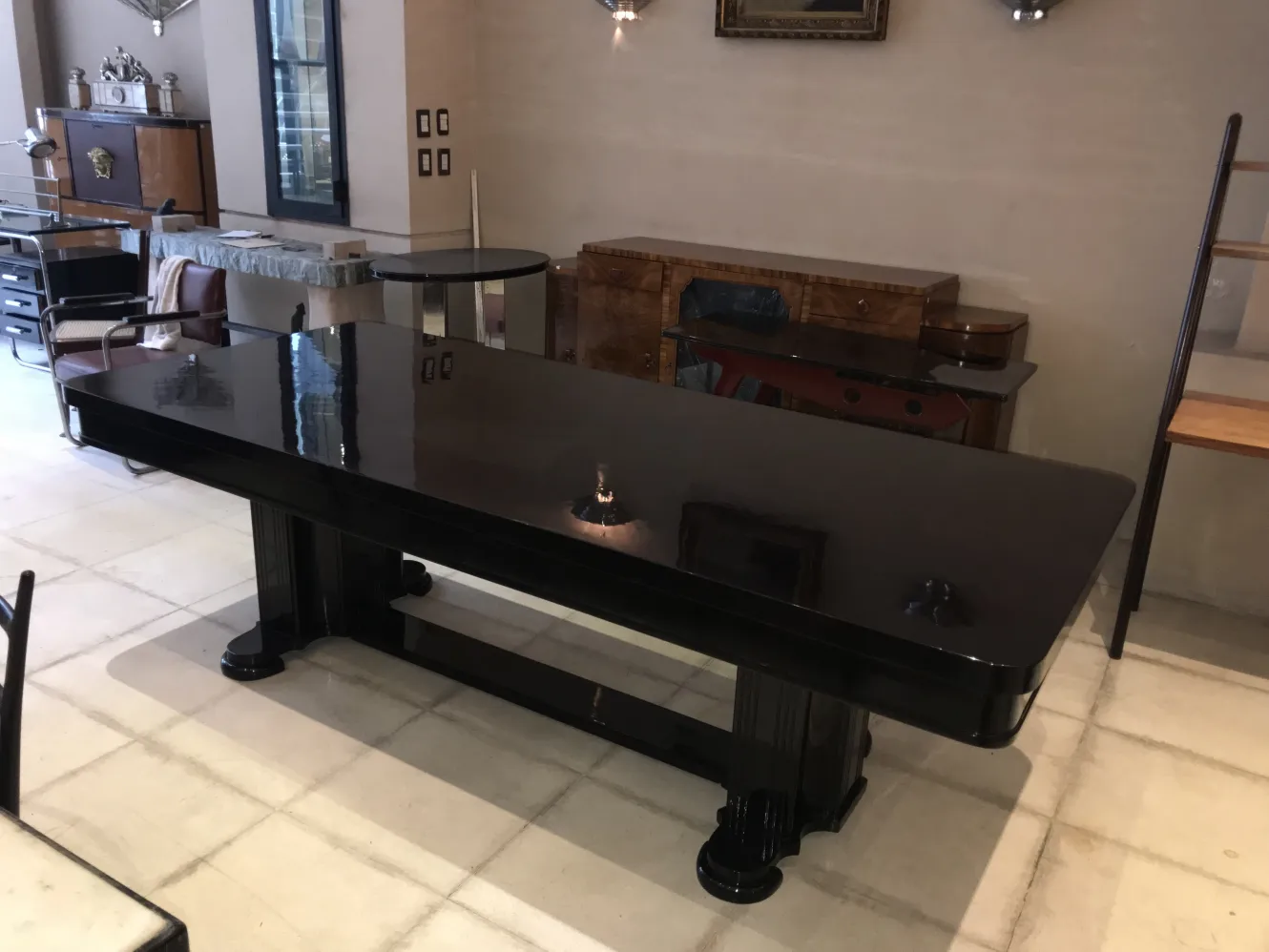 Table à manger ancienne pour dix personnes dans un cadre élégant.