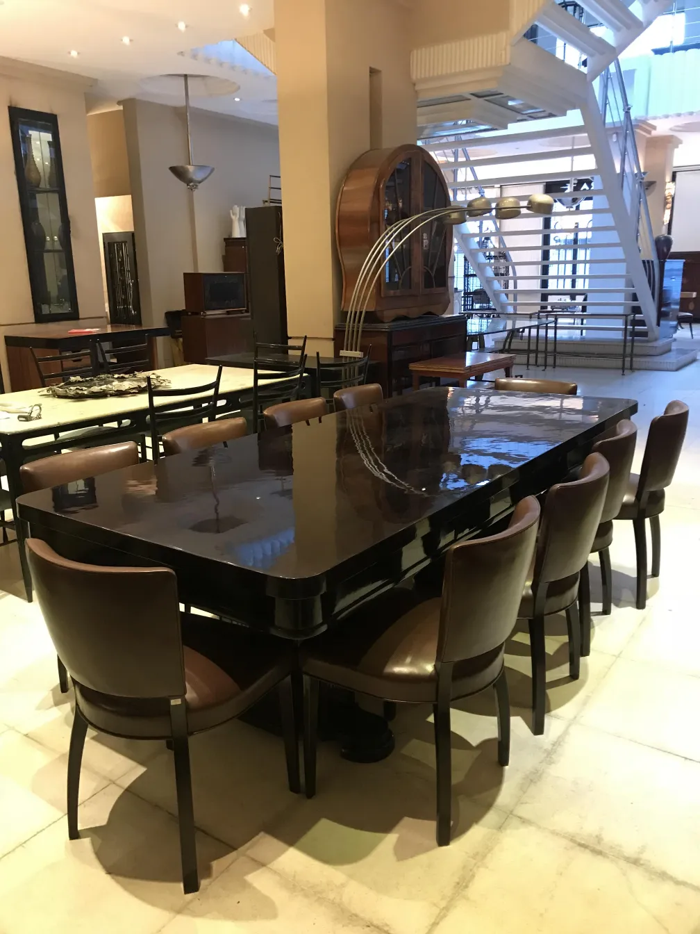 Mesa de comedor antigua con sillas alrededor en un ambiente elegante.