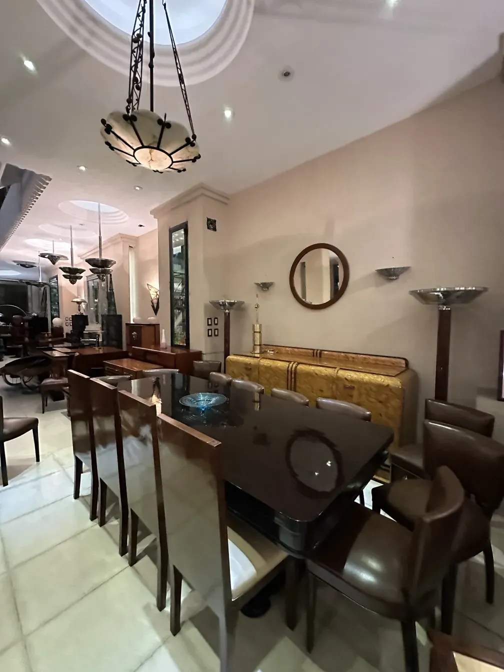 mesa de comedor antigua para diez personas en ambiente elegante