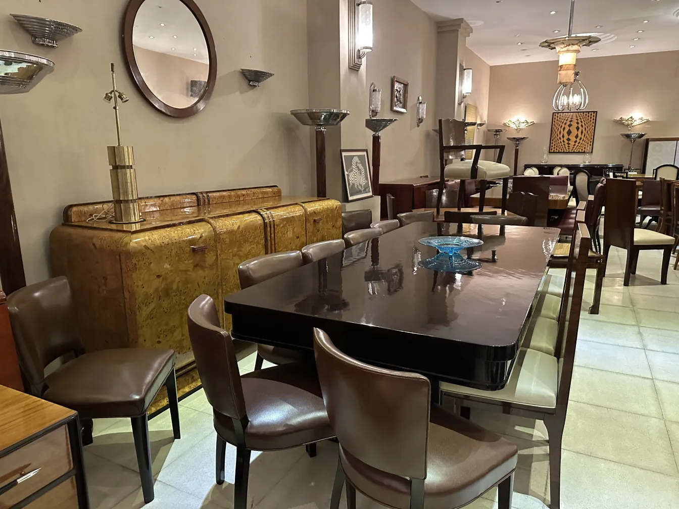 Tavolo da pranzo antico con sedie, decorazione elegante e lampada