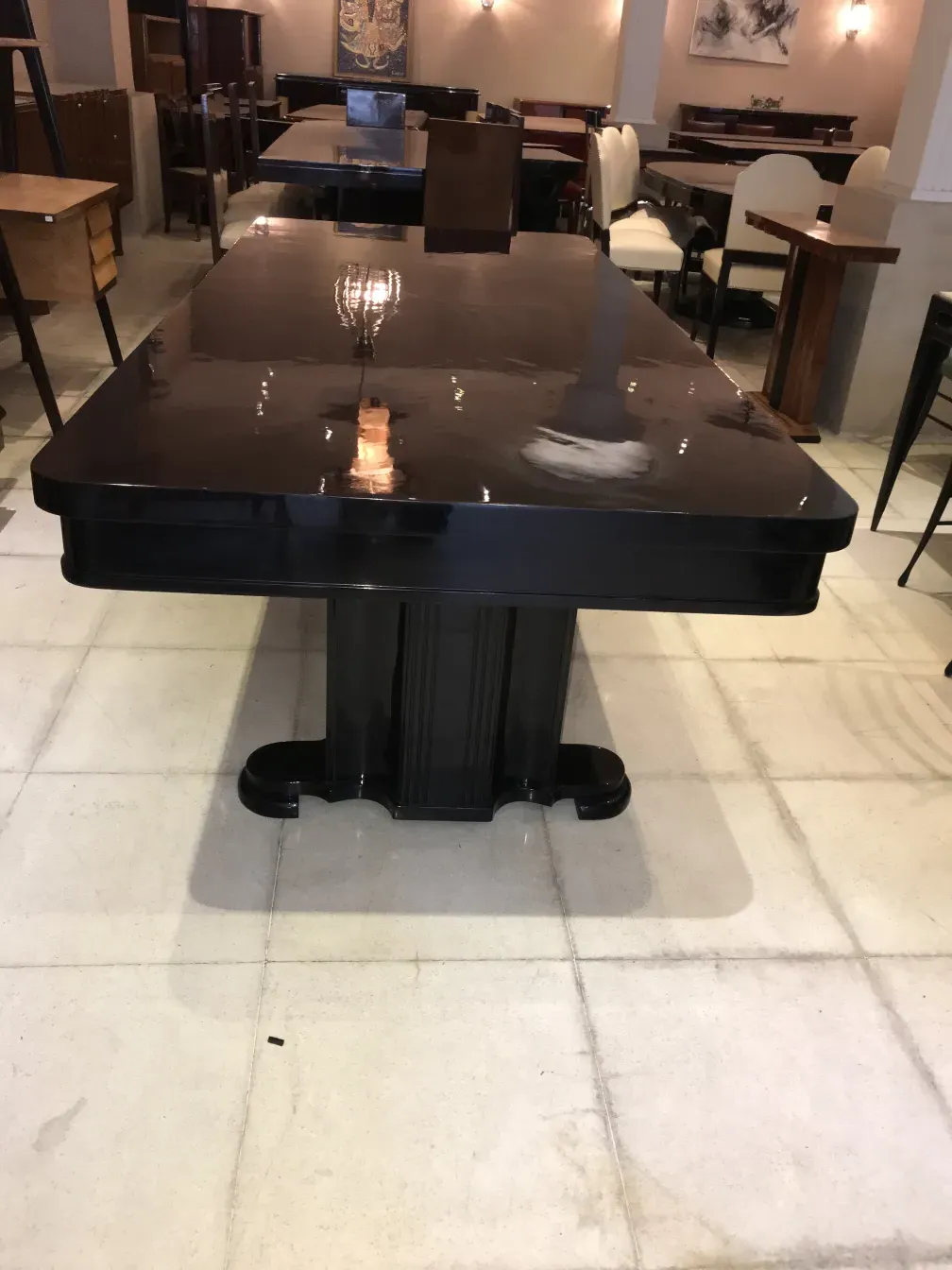 mesa de comedor antigua para 10 personas en un ambiente elegante