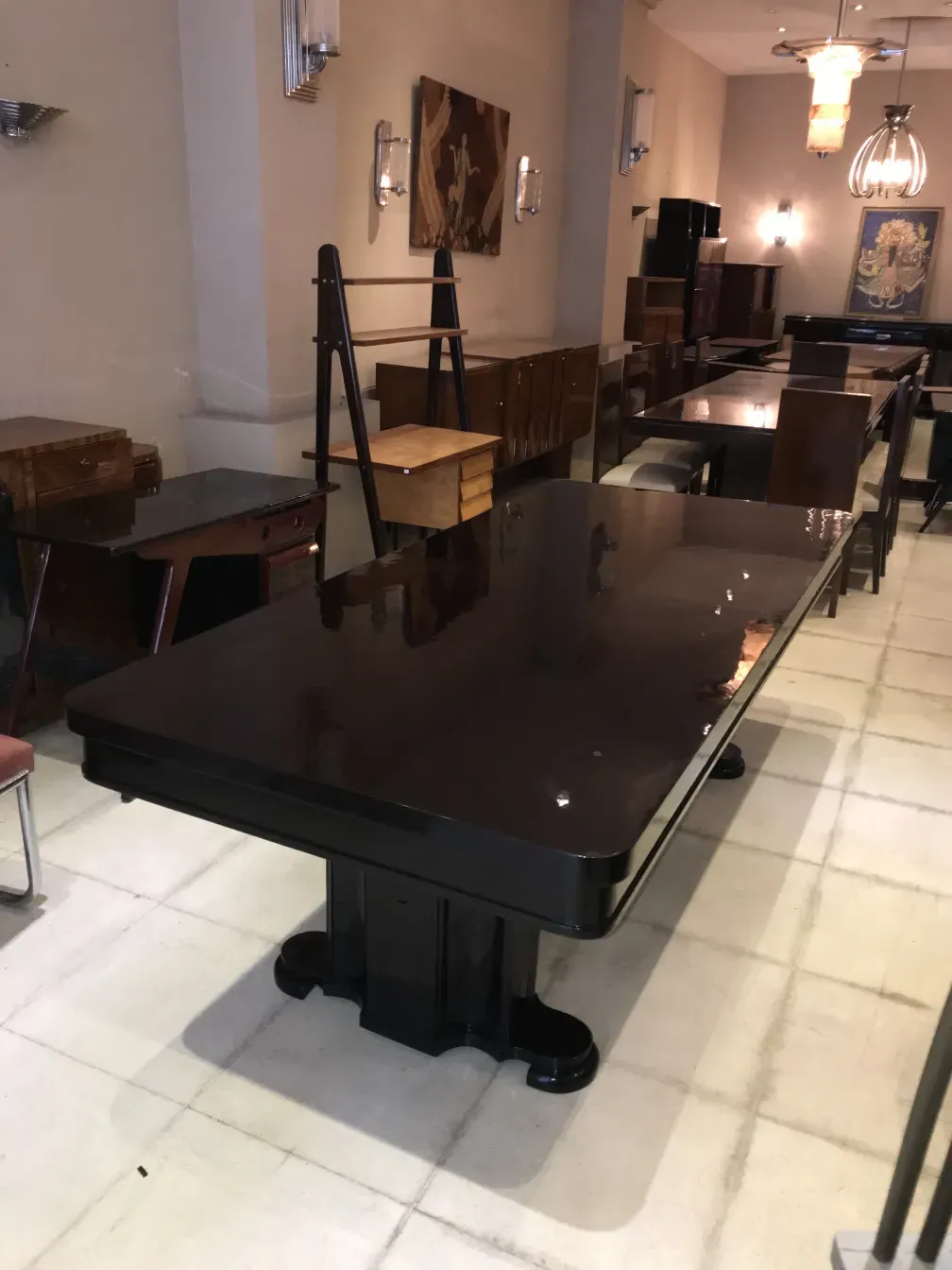 Tavolo da pranzo antico per 10 persone in un ambiente moderno.