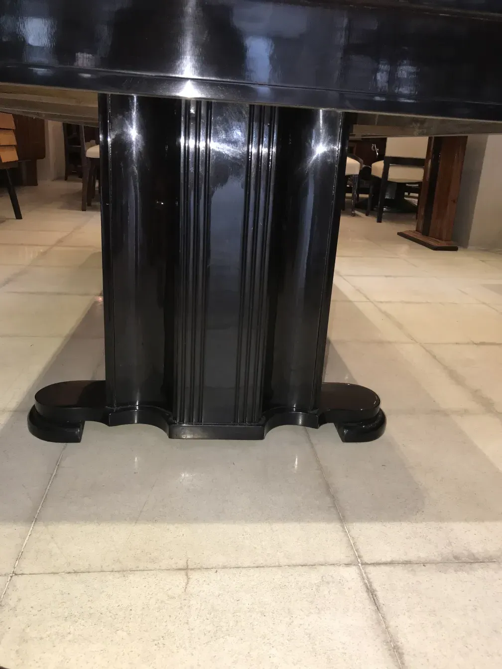 Mesa de comedor antigua para diez personas, diseño elegante en un ambiente clásico.