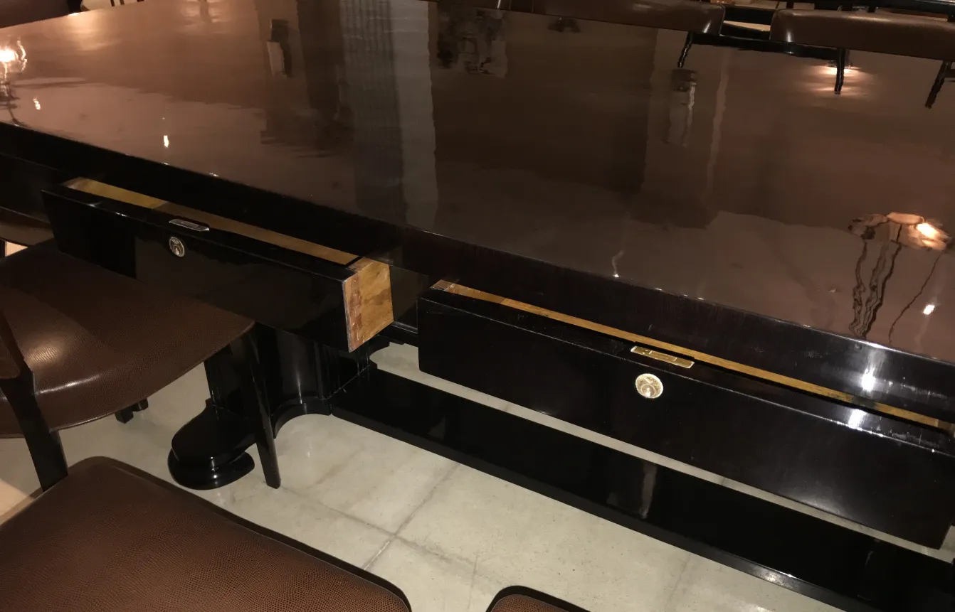 古董餐桌（10人）搭配优雅环境。