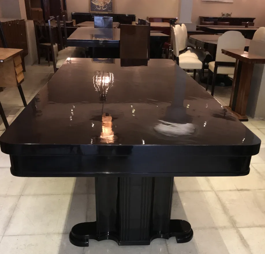 table à manger ancienne pour 10 personnes avec un design élégant dans un cadre accueillant