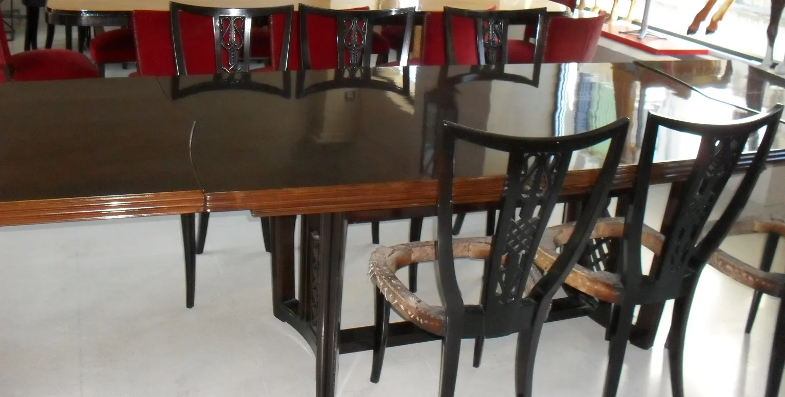 mesa de comedor antigua para diez personas, sillas en fondo