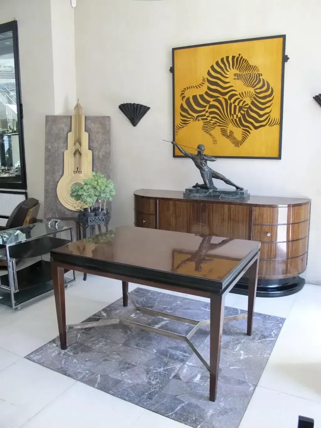 Mesa de comedor antigua con decoración y ambiente elegante, para 10/6 personas.