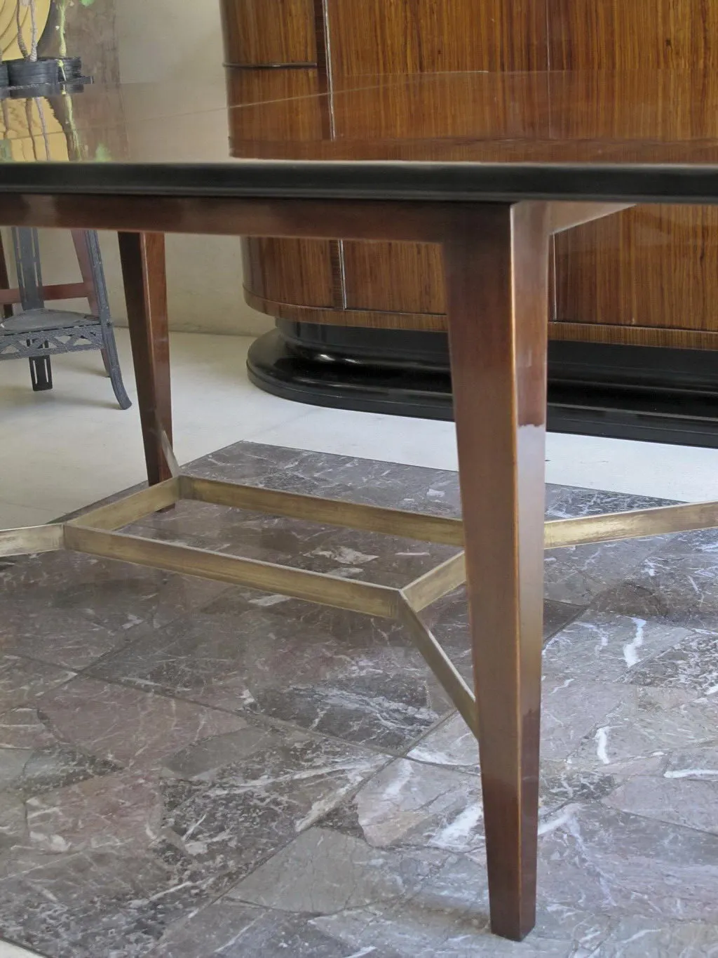 Mesa de jantar antiga para acomodar 10 pessoas em um ambiente elegante.