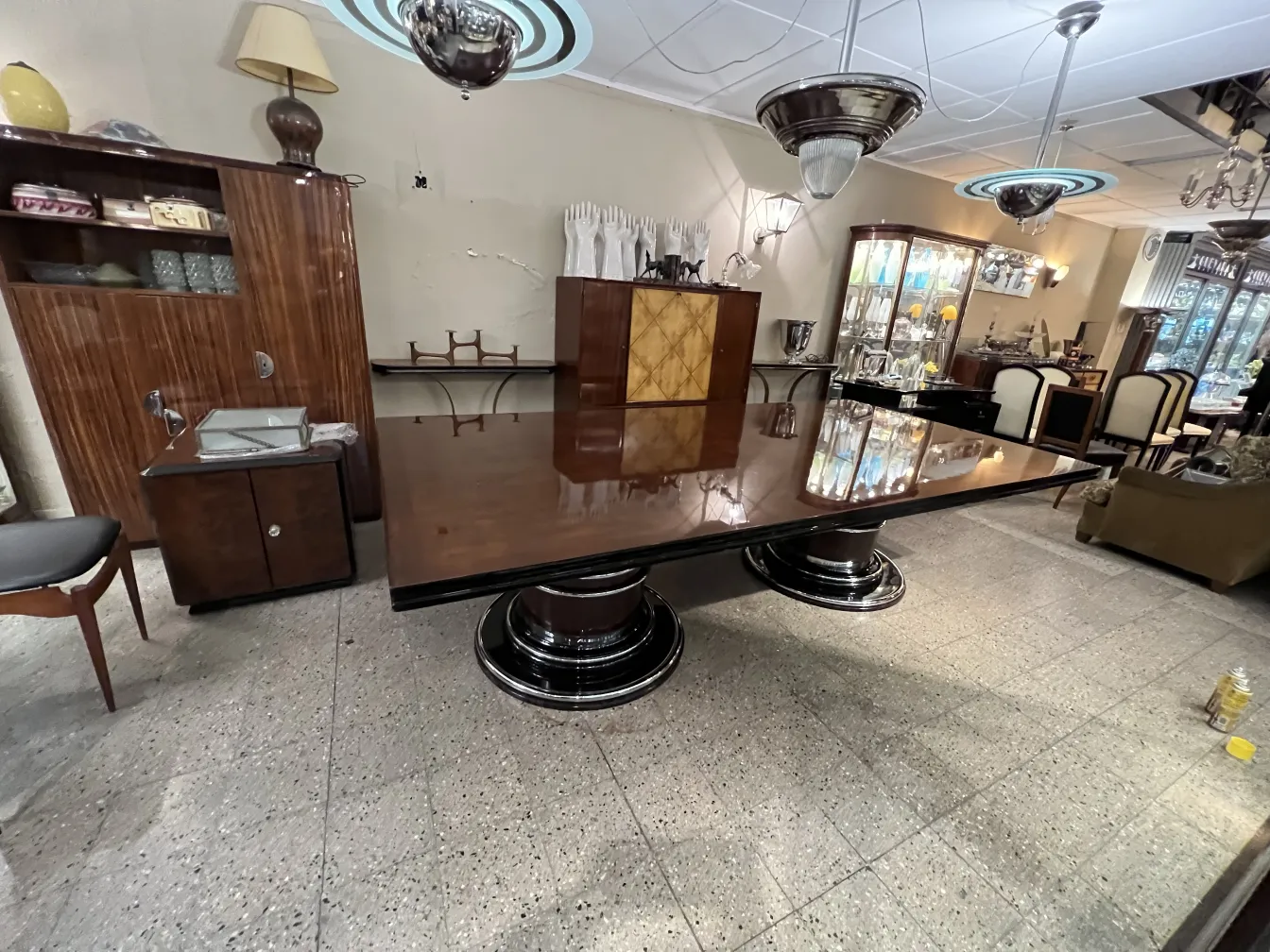 mesa de jantar antiga para 14 pessoas em um ambiente elegante