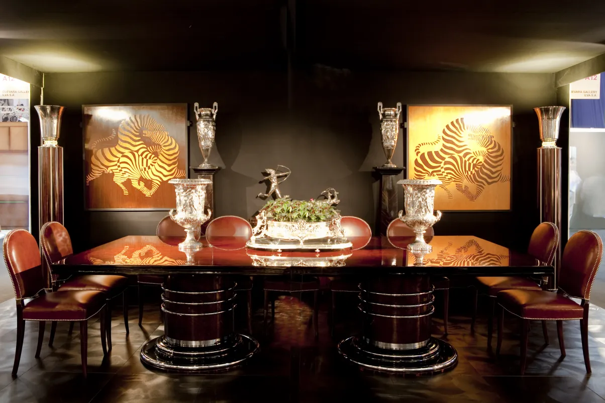 tavolo da pranzo antico per 14 persone con decorazione elegante