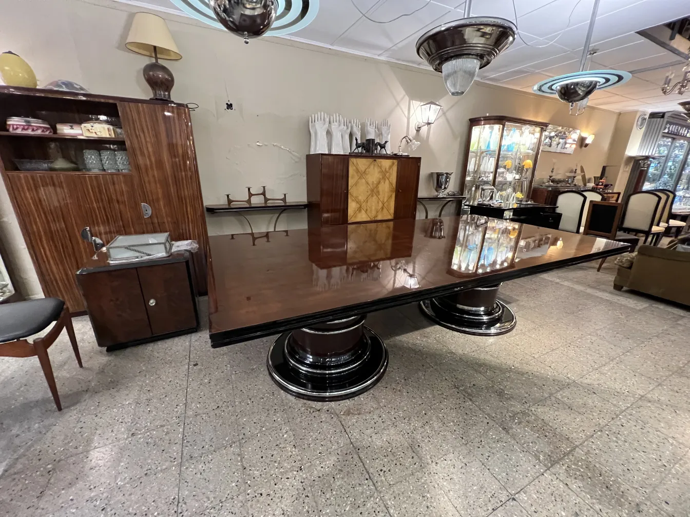 Mesa de comedor antigua para 14 personas en un entorno elegante.