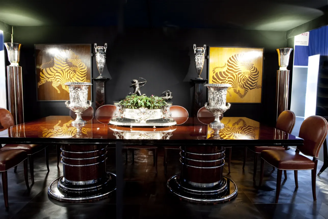 Mesa de comedor antigua para 14 personas con decoraciones elegantes.