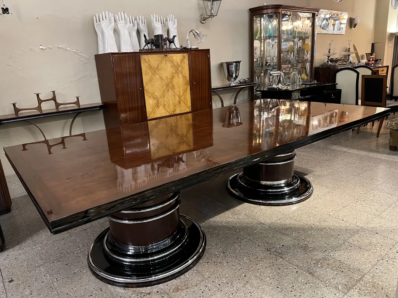 table à manger ancienne pour 14 personnes dans un cadre élégant