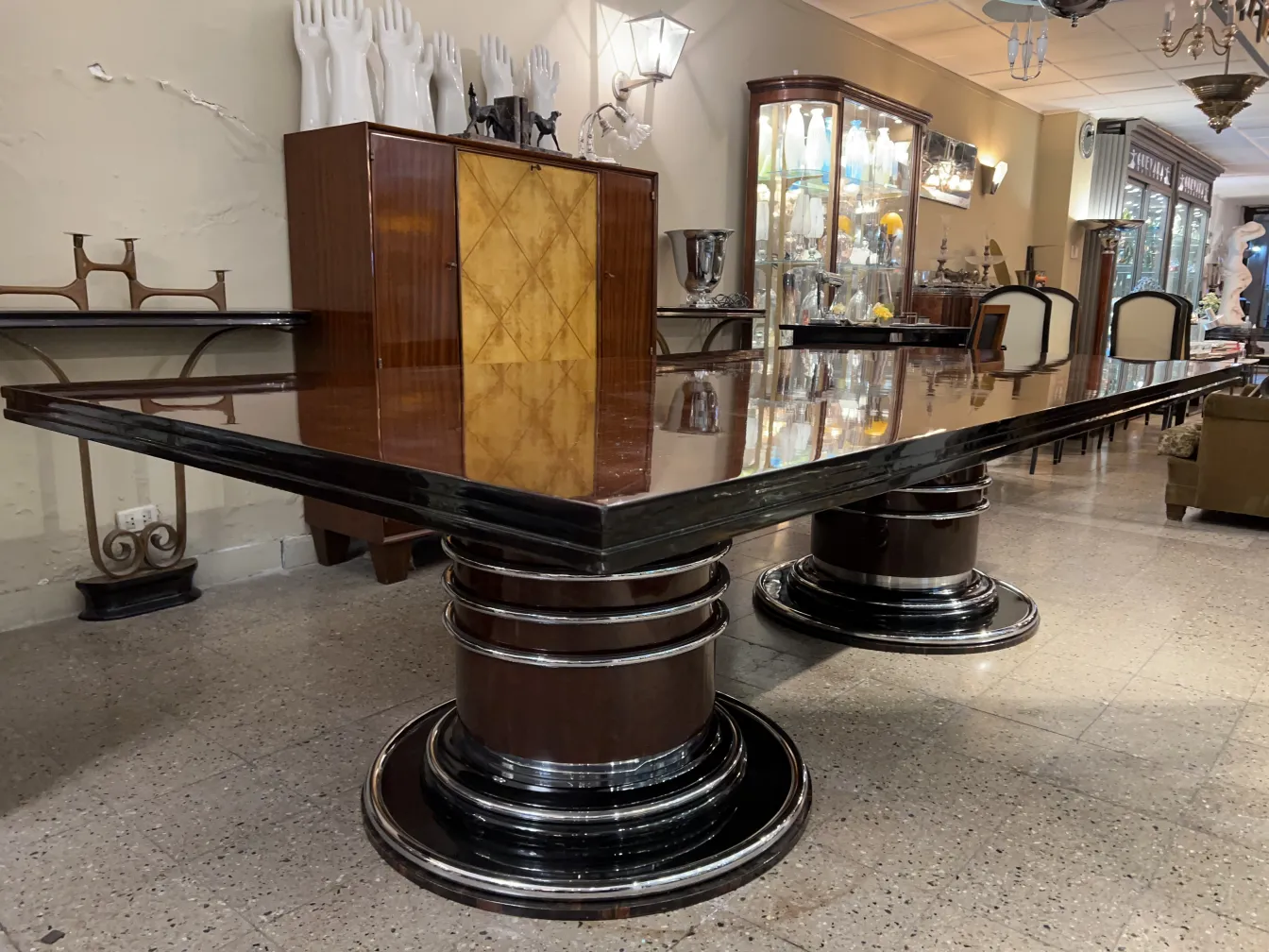 mesa de comedor antigua para 14 personas en un ambiente elegante, con detalles de diseño