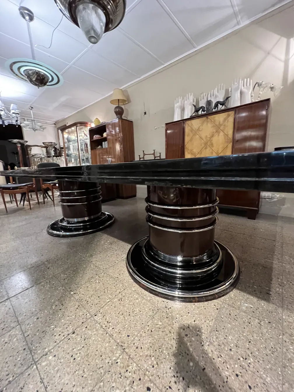 طاولة طعام قديمة لـ 14 شخص مع تفاصيل فريدة في بيئة أنيقة.