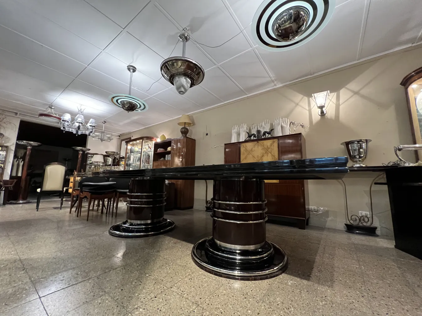 Mesa de jantar antiga para 14 pessoas em um ambiente elegante