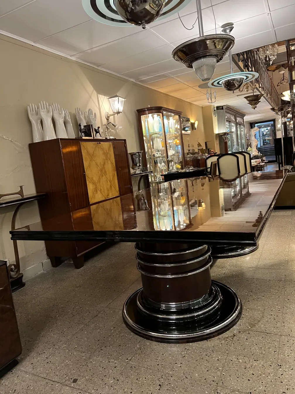 Mesa de comedor antigua para 14 personas en un ambiente elegante.