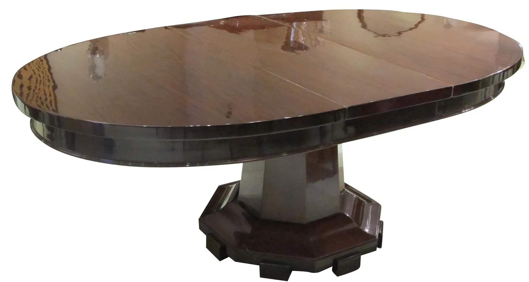 Mesa de jantar antiga com um design elegante e arredondado, ideal para 4 a 8 pessoas, em um ambiente aconchegante.