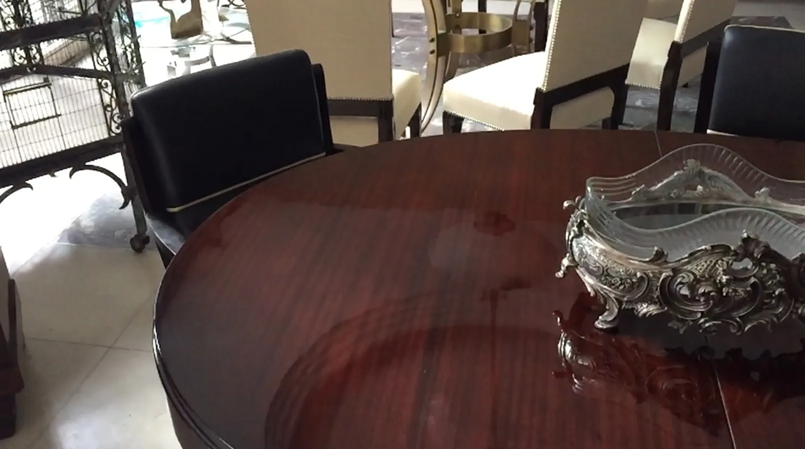 Table à manger antique avec un éclairage doux et une décoration élégante.