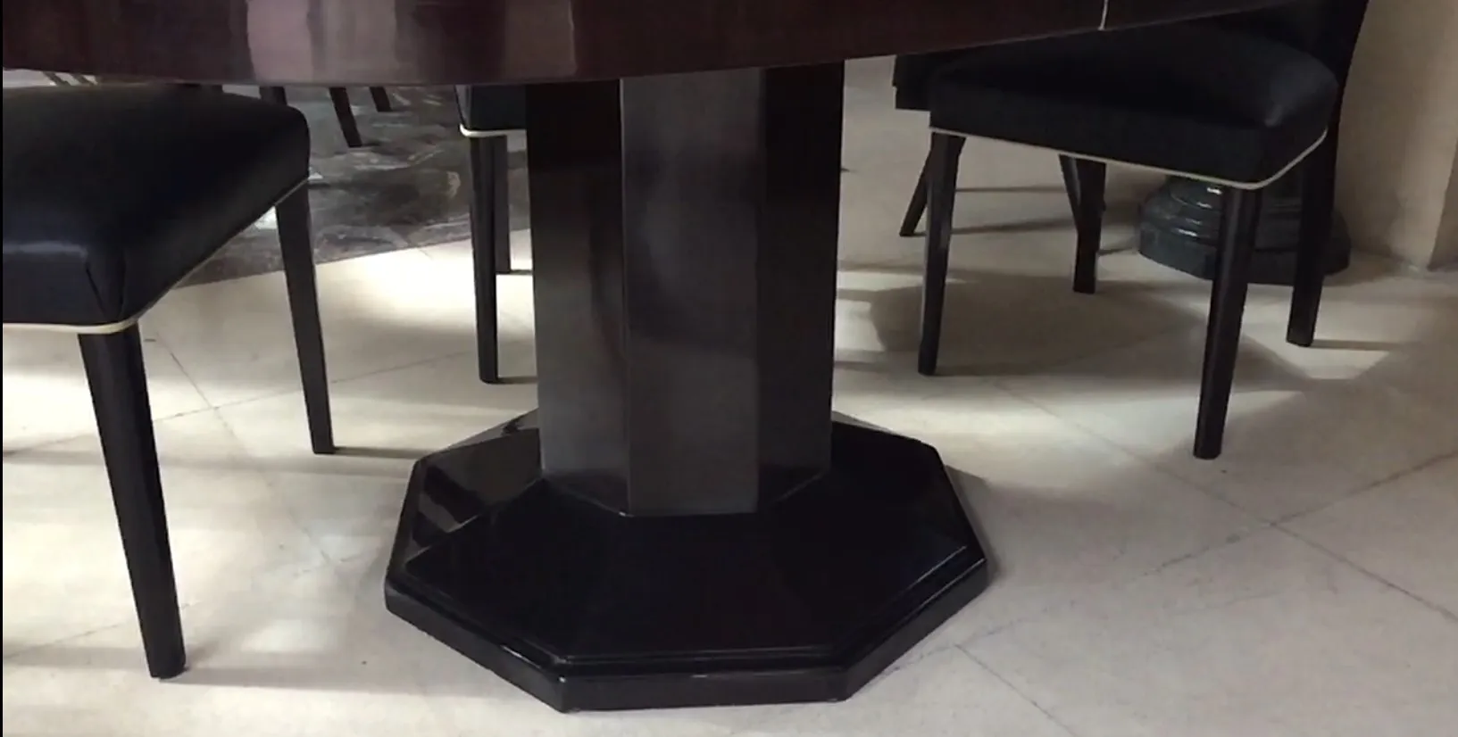 طاولة طعام قديمة وأنيقة بقاعدة مثمنة