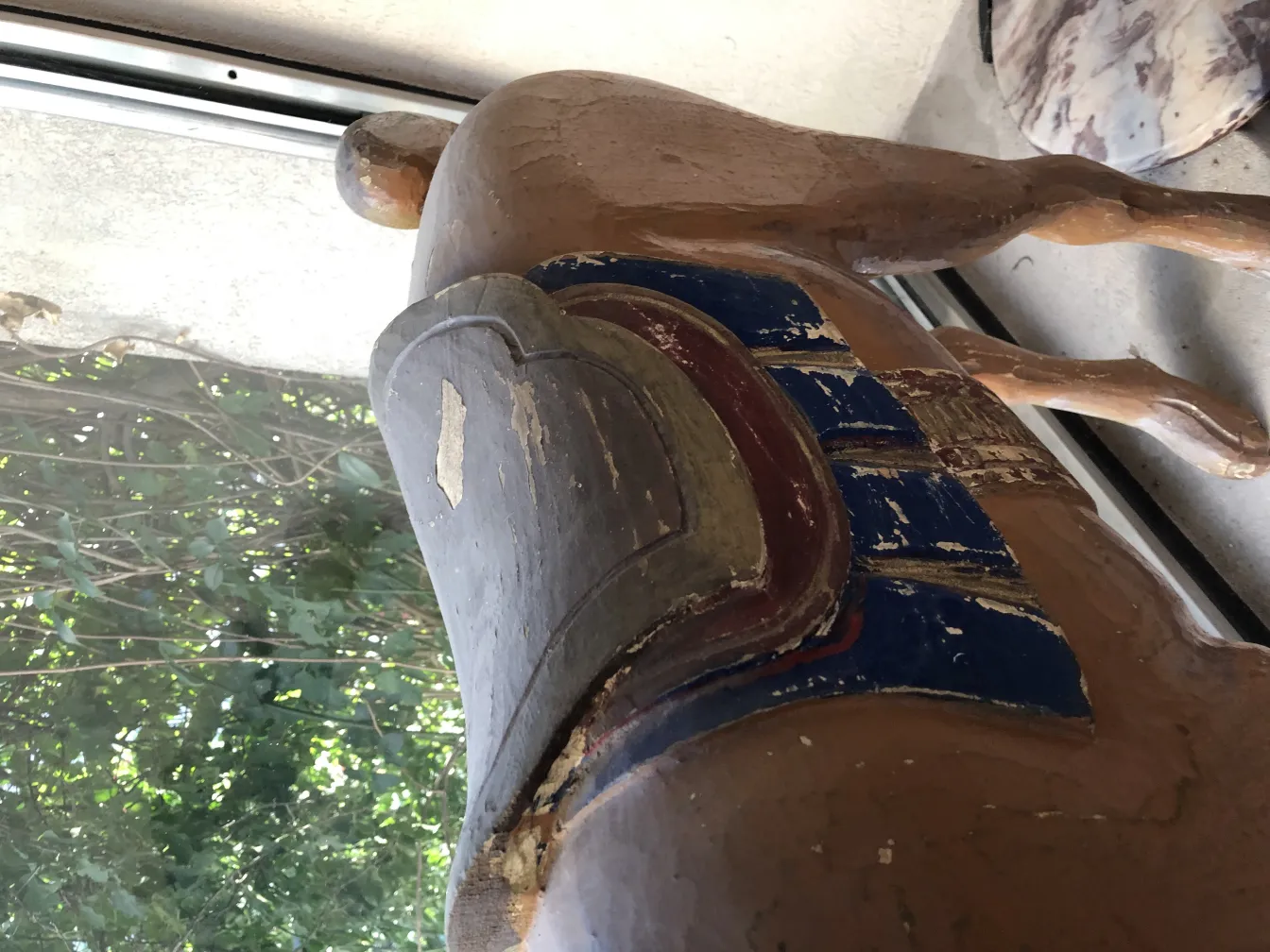 Estatua antigua de llama con detalles decorativos