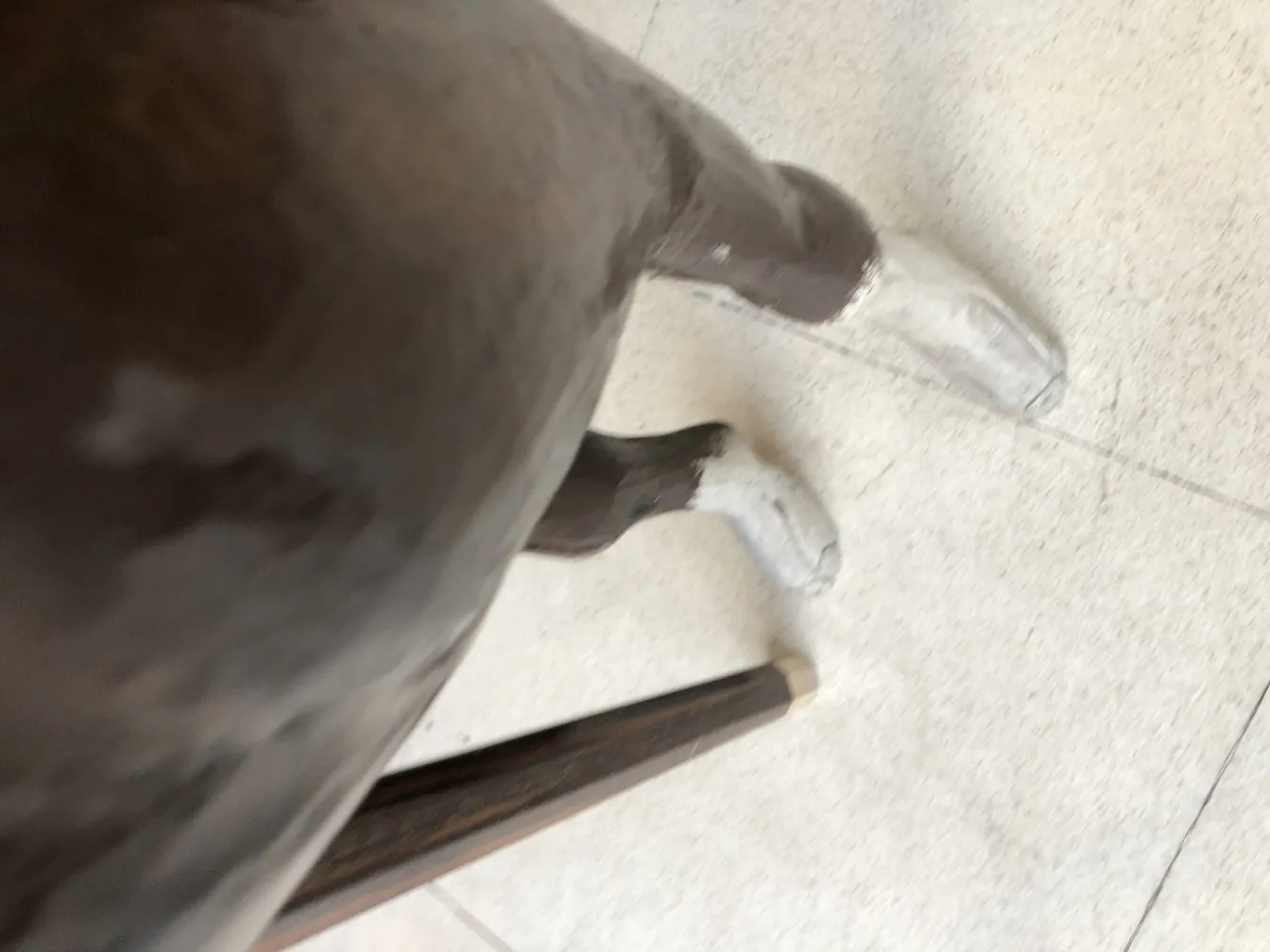 antike Lamakskulptur mit weißen Beinen