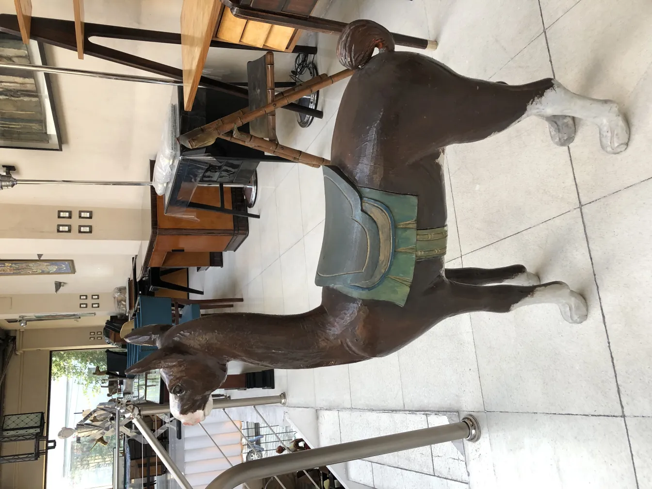 Escultura antiga de lhama em um ambiente de móveis