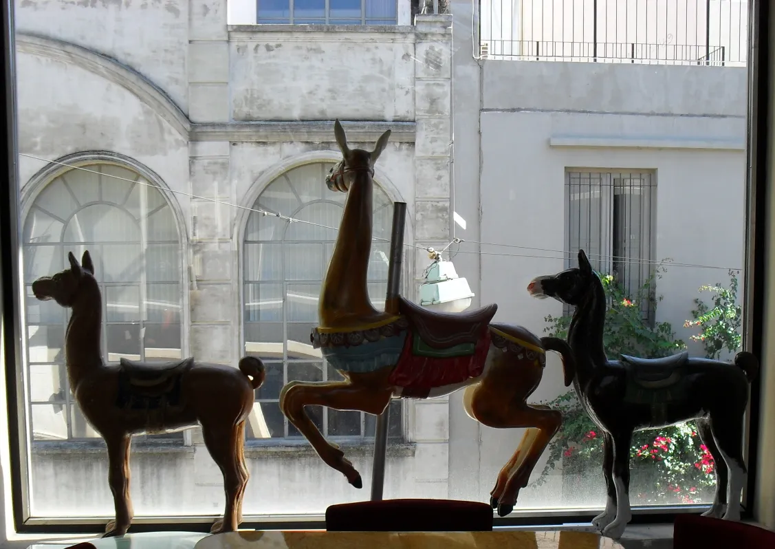 esculturas de llamas antiguas decorativas en ventana