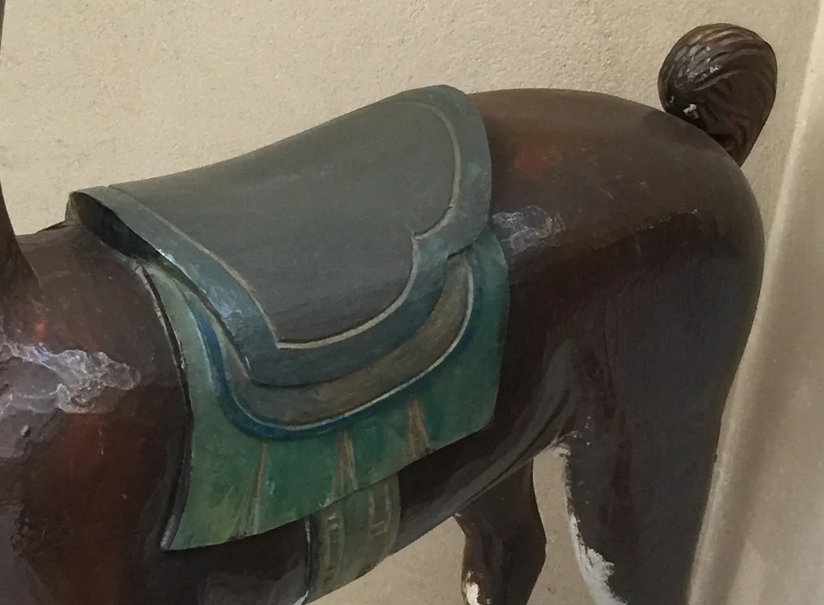 старая статуя ламы с деталями на спине