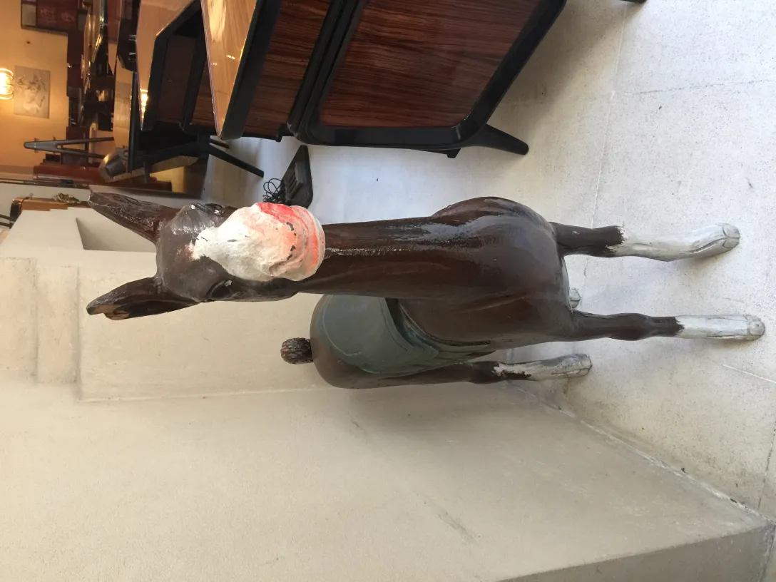 scultura antica di lama con dettagli colorati