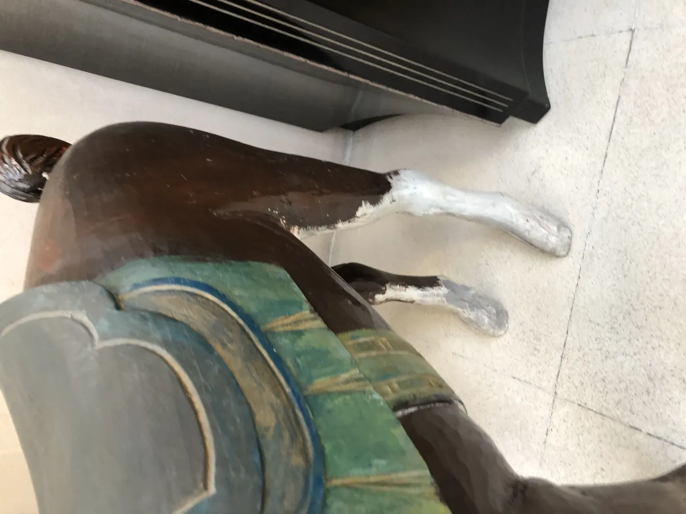 scultura antica di lama con dettagli sulla coda e le gambe