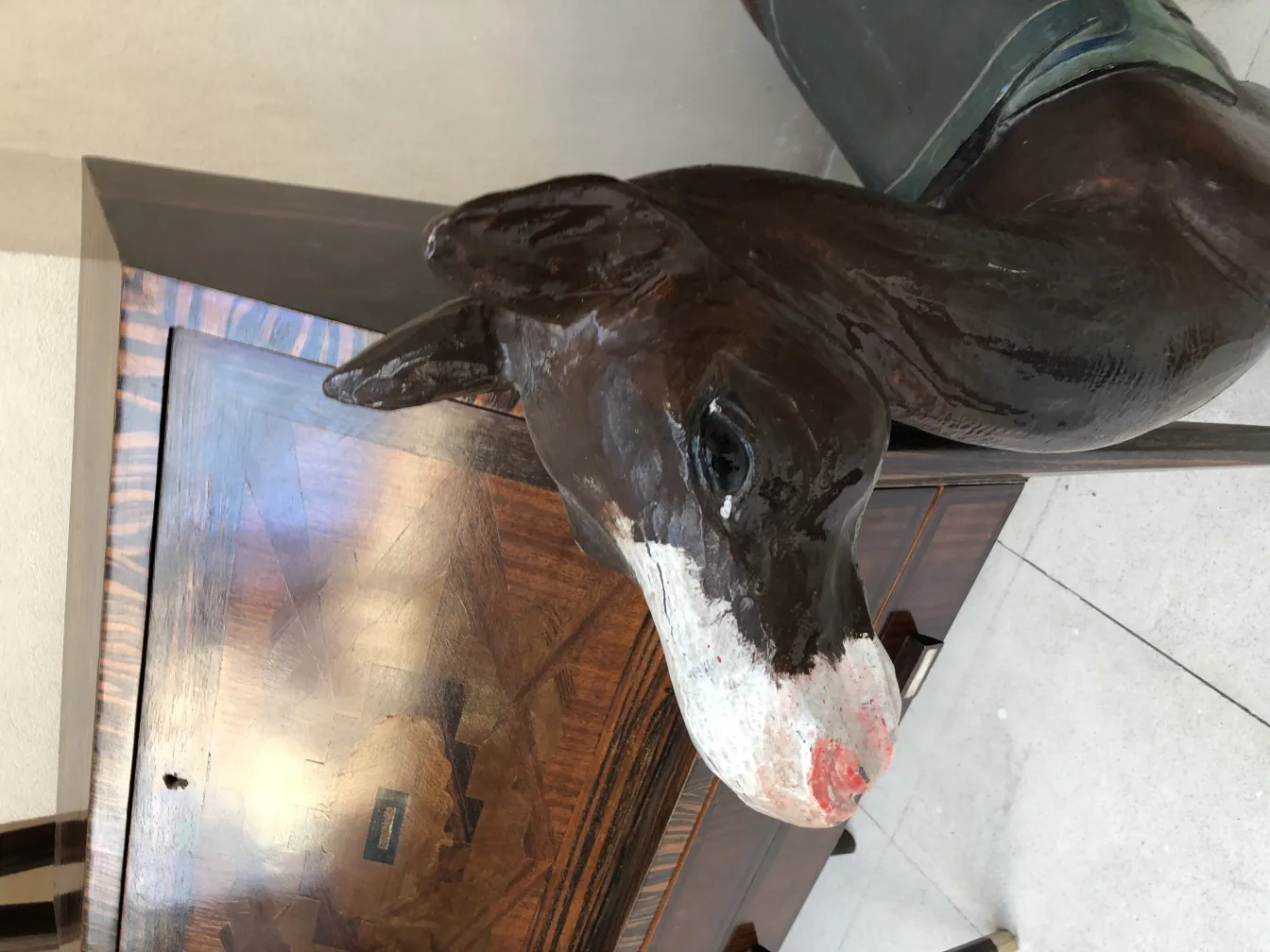 Голова древней ламы с декоративными деталями